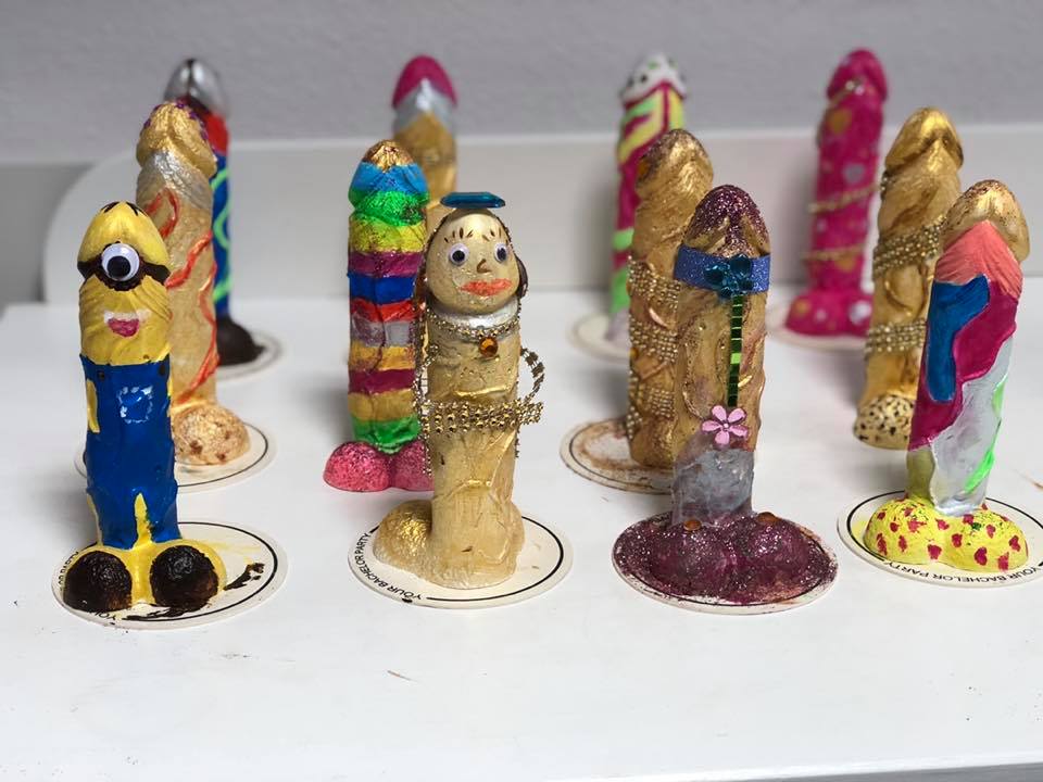 Alle versierde piemels uitgestald om deze op foto vast te leggen